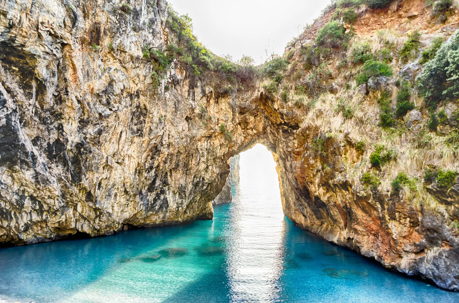 L'Arco Magno con la spiaggia nascosta dietro l'arco di roccia
