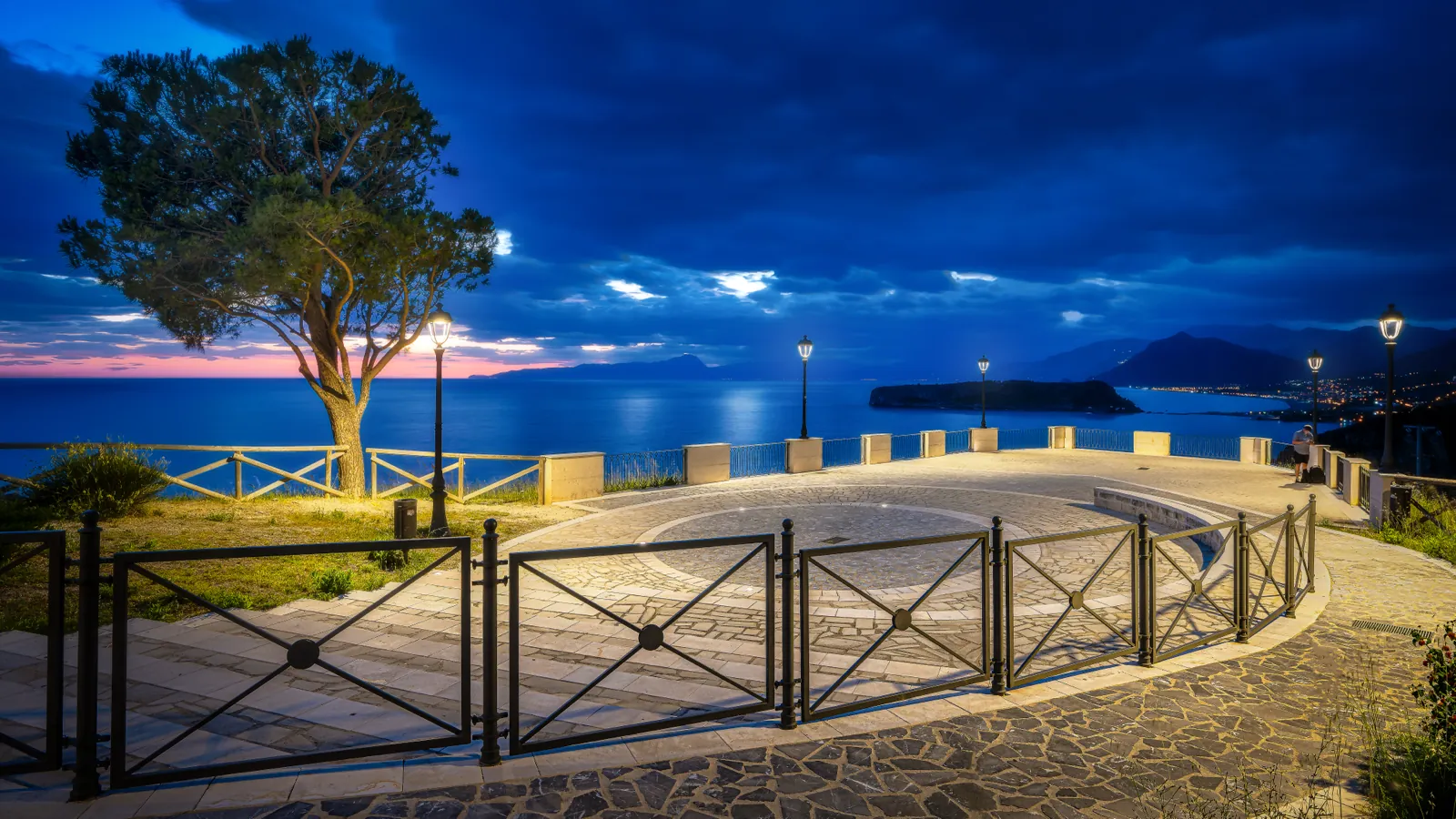 Il golfo visto dalla piazzetta del belvedere di San Nicola Arcella