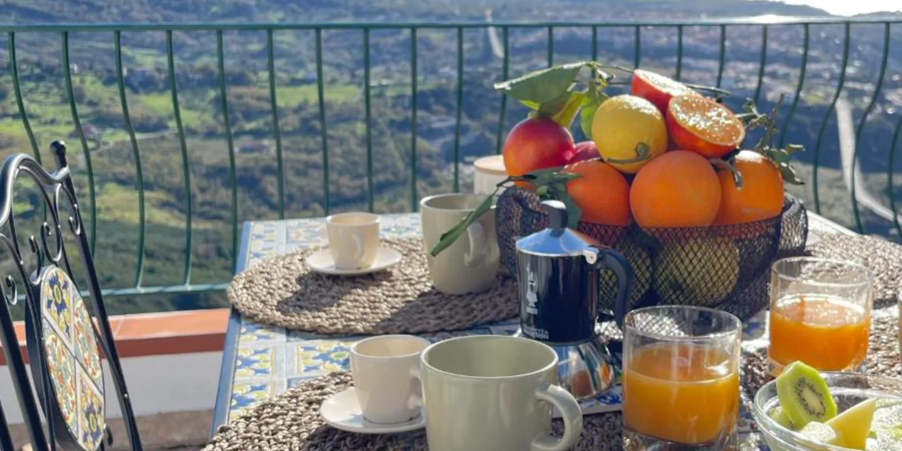 Colazione sulla terrazza con la moka e le arance, la valle di San Nicola Arcella sullo sfondo