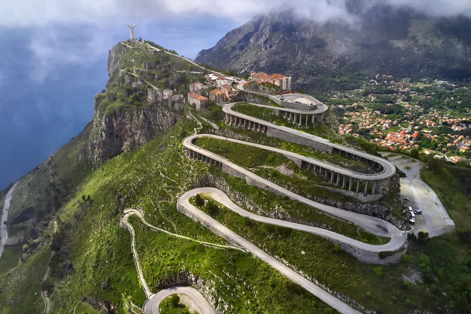 I tornanti che salgono al Cristo Redentore di Maratea