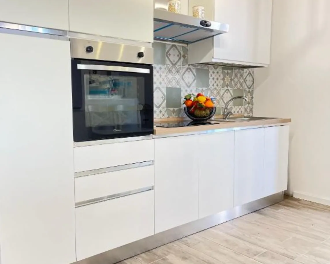 Cucina attrezzata con forno, piano cottura e lavastoviglie