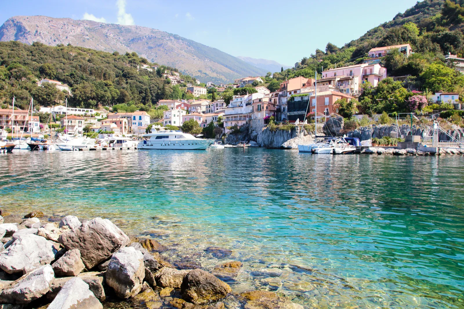 Il porticciolo di Maratea con le case color pastello e le barche