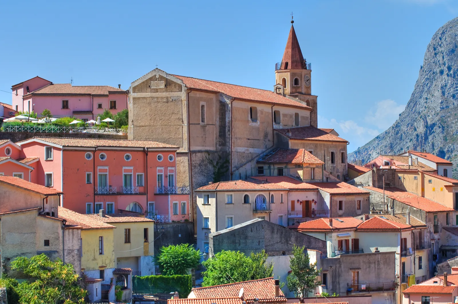 Il borgo di San Nicola Arcella affacciato sul mare