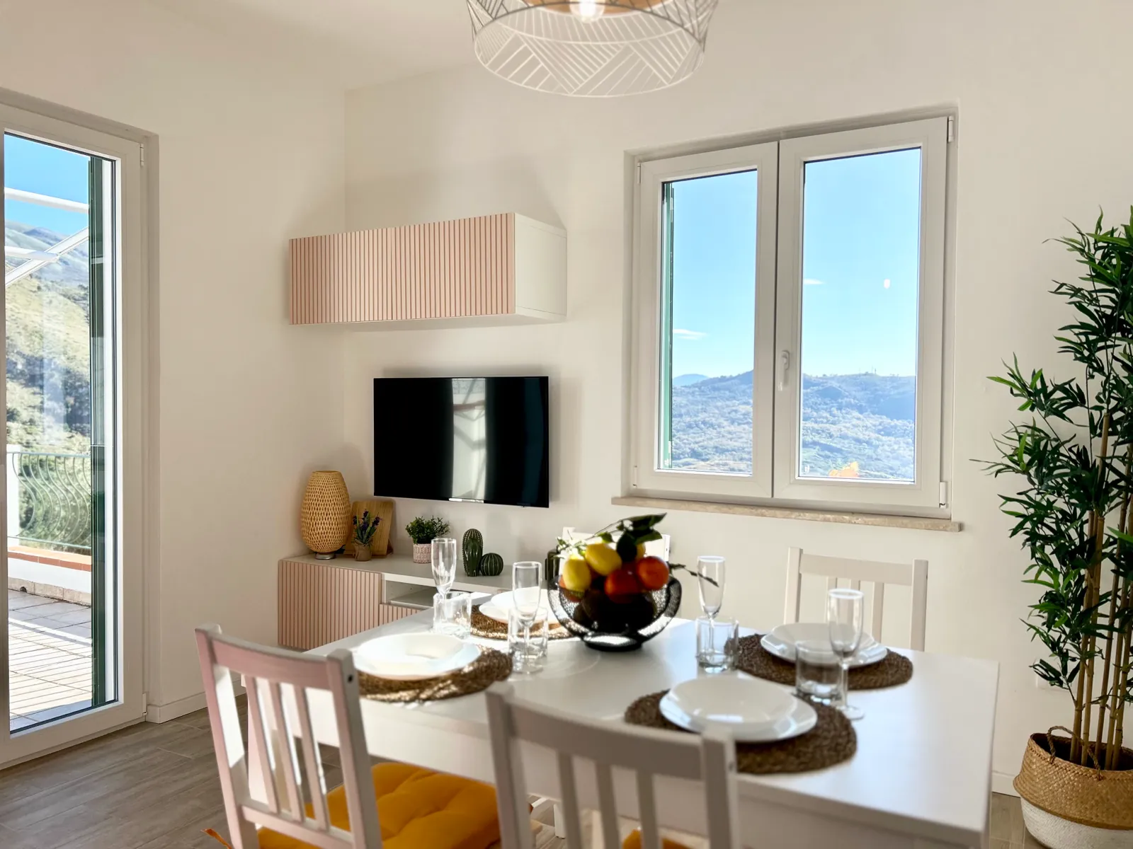 Sala da pranzo con la finestra sulle colline
