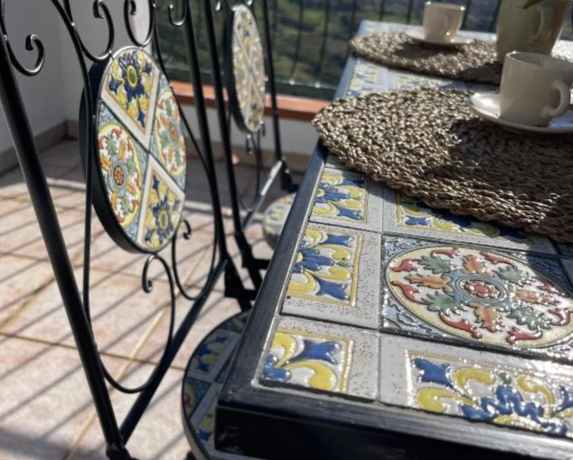 Il tavolo in ceramica dipinta sulla terrazza, apparecchiato