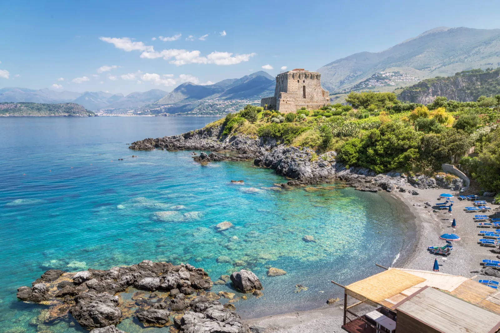 La spiaggia sotto la Torre Crawford con gli ombrelloni