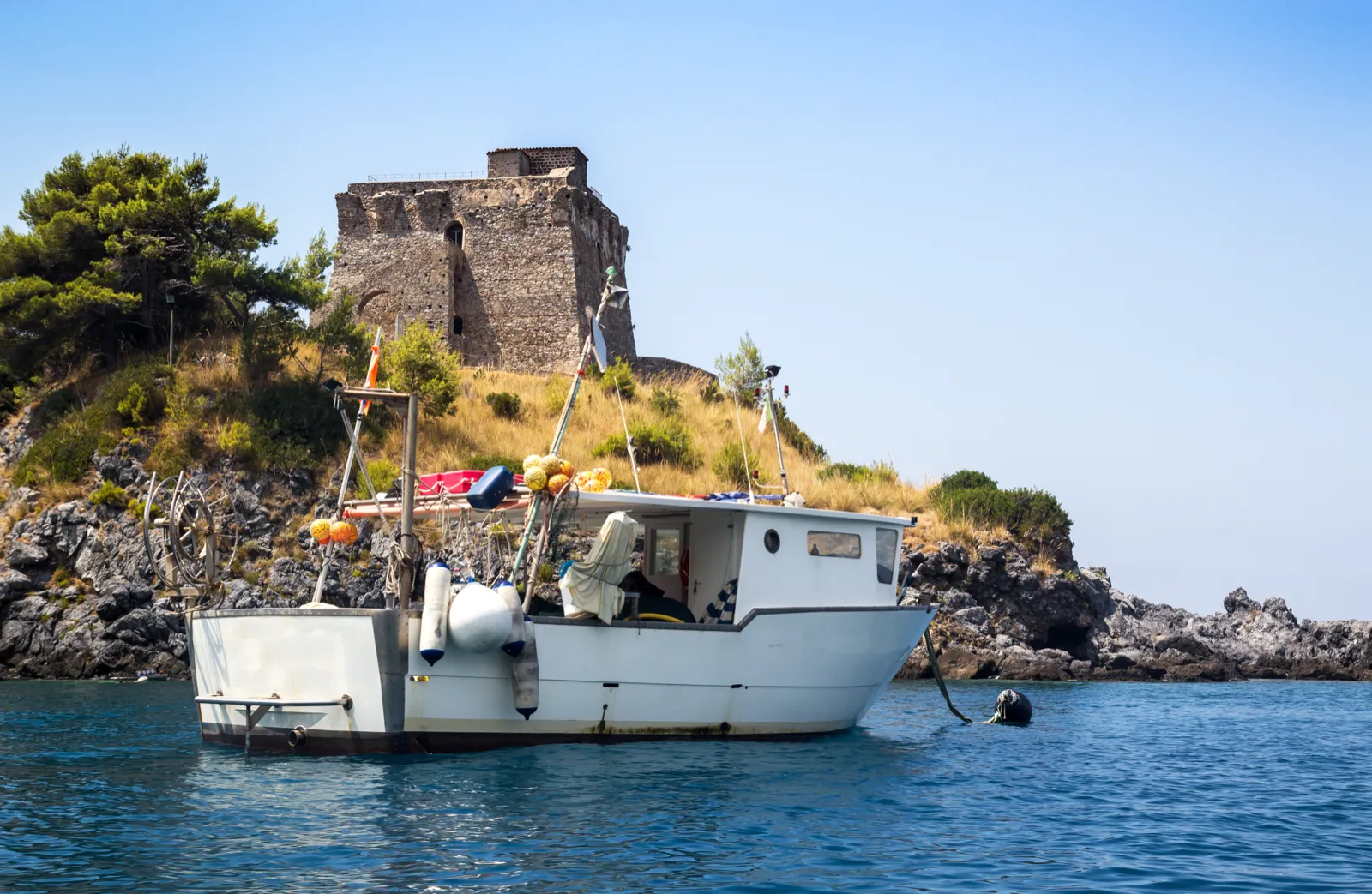 La Torre Crawford vista dal mare, con un peschereccio ormeggiato